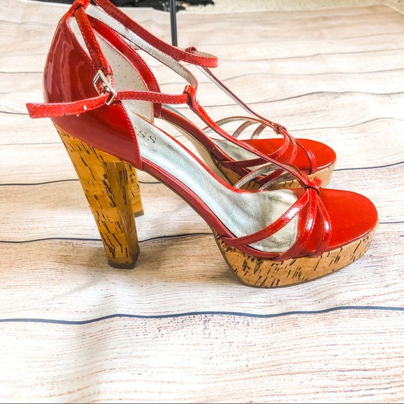 GUESS red patent leather and cork sandal. - Picture 2 of 10
